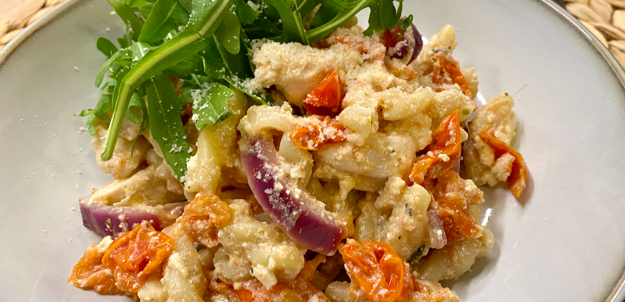 Pasta med tomat, fetaost og kylling