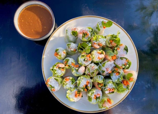 Vietnamesiske sommerruller med scampi og peanøttdipp