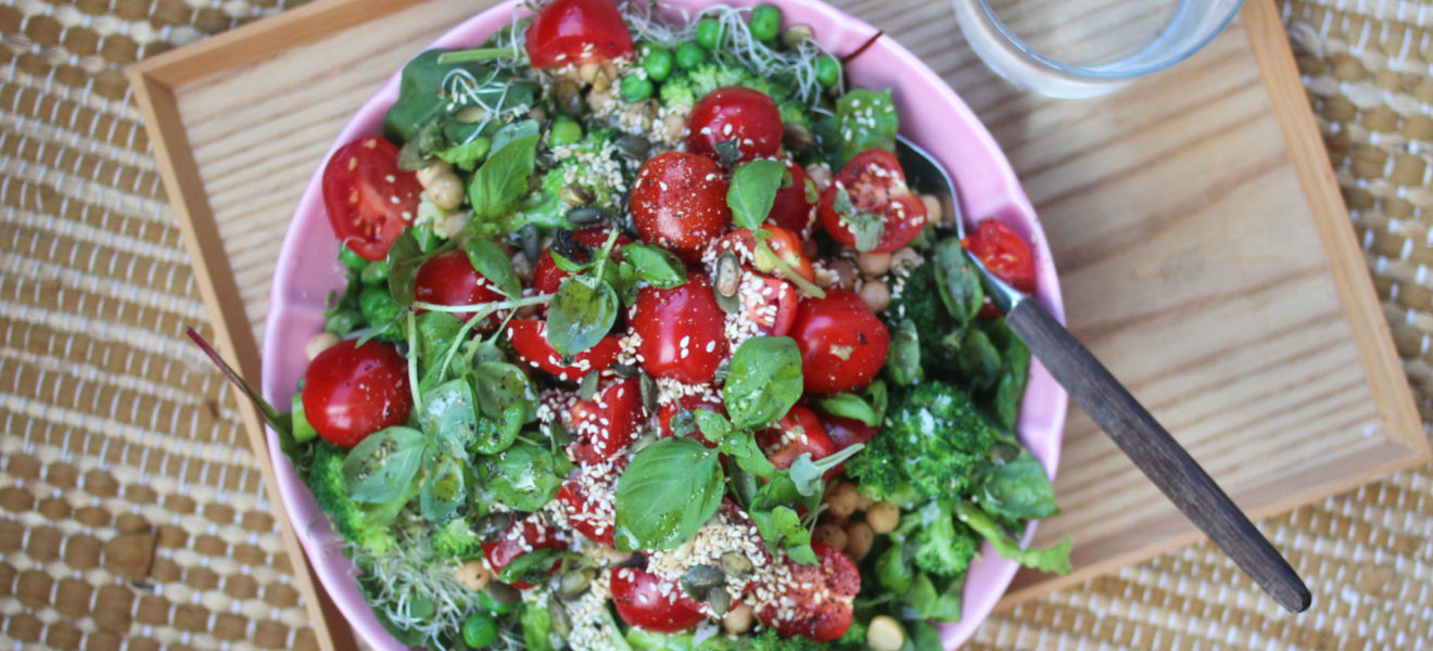 Grønn salat med erter og brokkoli