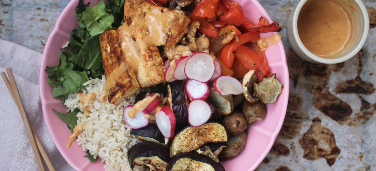 Asiatisk salat med tofu og peanøttsaus