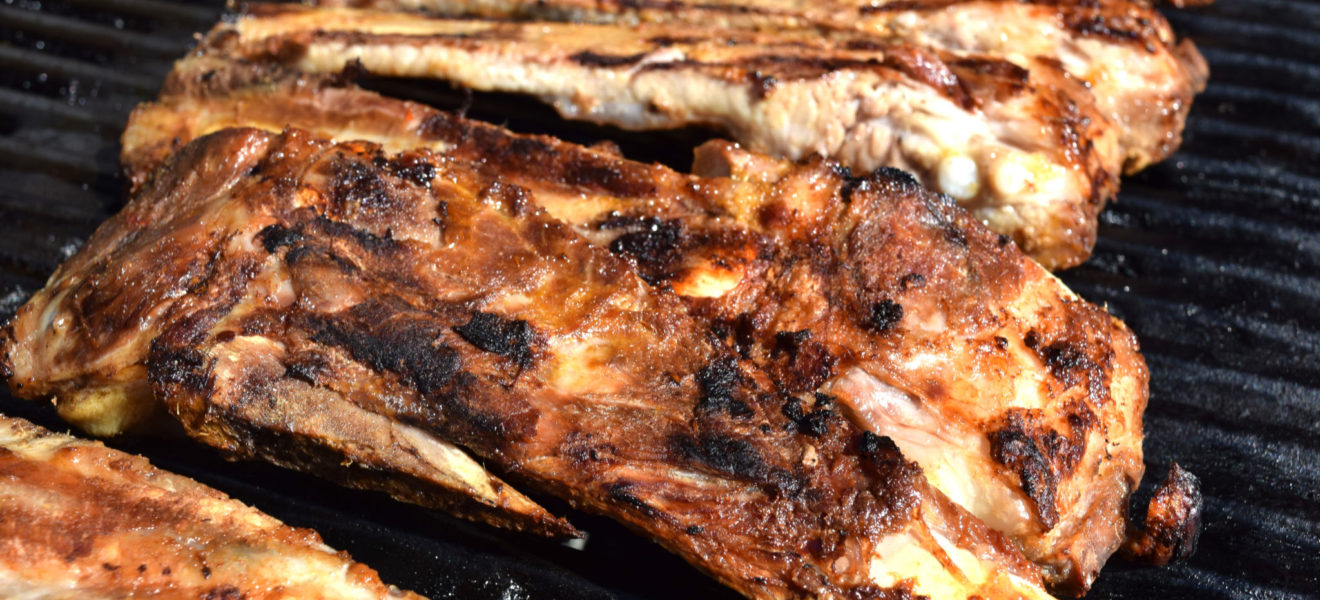 Grillribbe med rabarbra-marinade