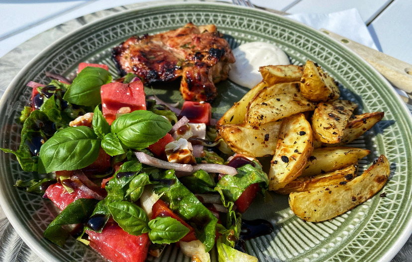 Grillet lårfilet av kylling med sommerlig vannmelonsalat