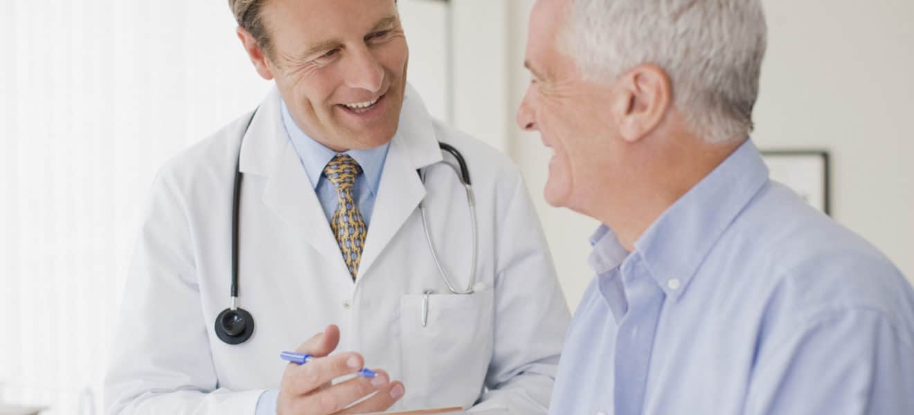 Mann hos legen. Dette er de viktigste tallene for god diabetesbehandling