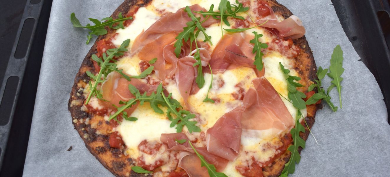 Pizza med blomkålbunn og serranoskinke
