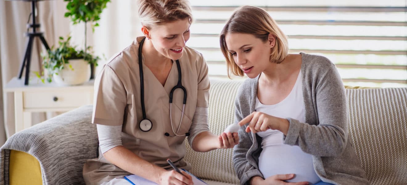 Gravid kvinne får legesjekk for å ta vare på sin diabetes i svangerskapet