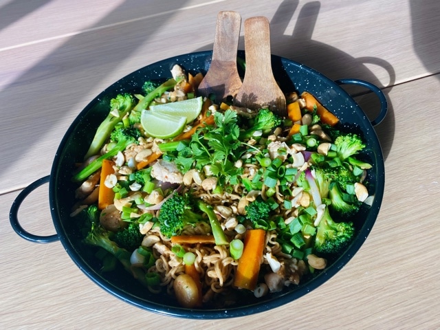 Nudelwok med kylling cashewnøtter