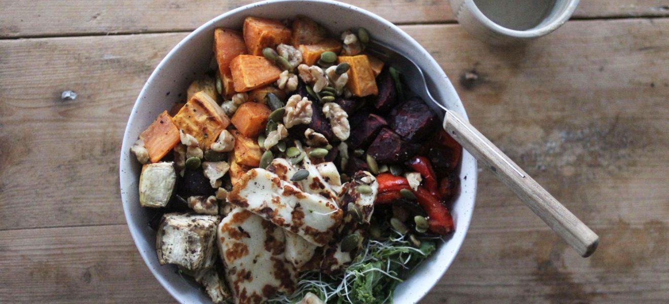 Halloumi-bowl og bakte rotgrønnsaker