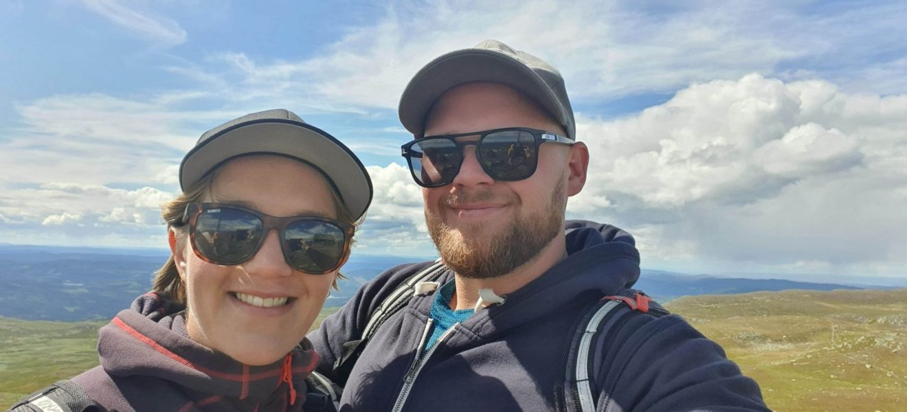 På dårlige dager må vi huske på de gode, Emilie og kjæresten på tur