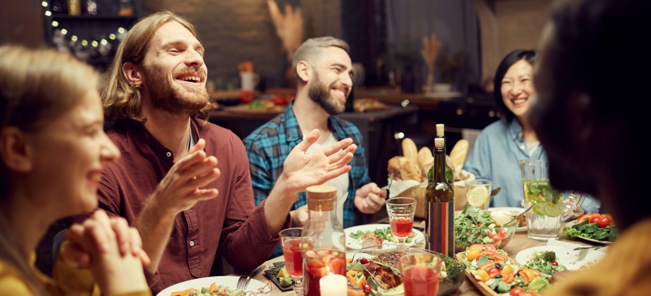 Venner spiser middag sammen - livet før pandemien