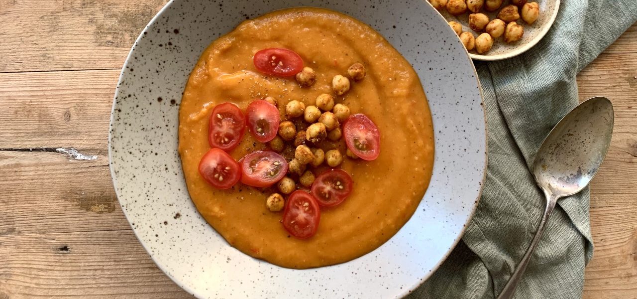 Rotsuppe med karri-kikerter og tomat
