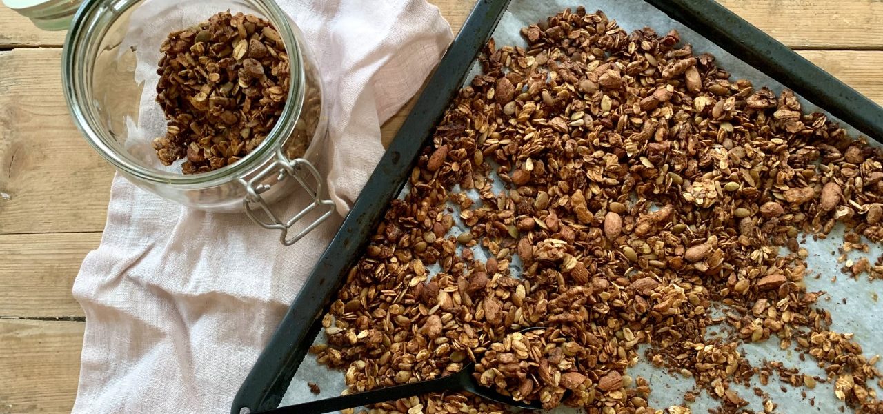 Hjemmelaget granola på stekebrett