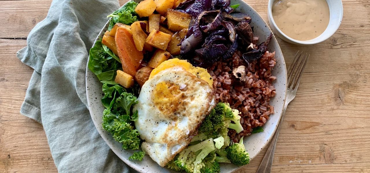 Rotsalat med egg og tahini