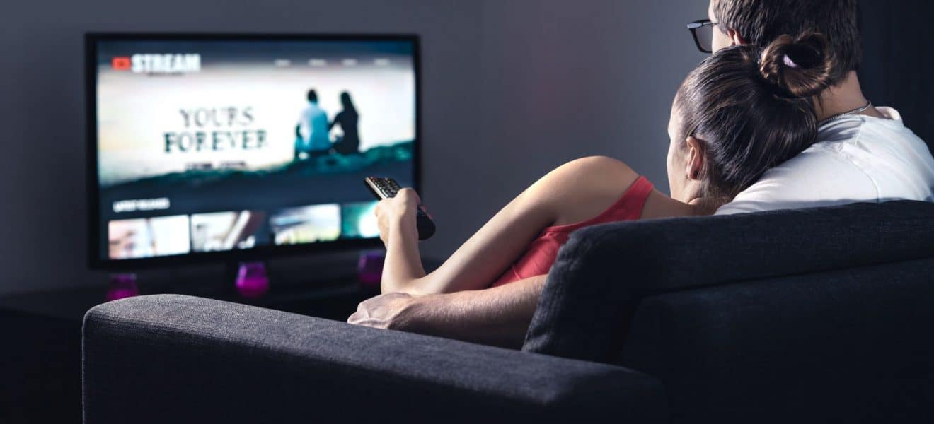 Par ser på TV. Tips til TV-serier med karakterer som har diabetes