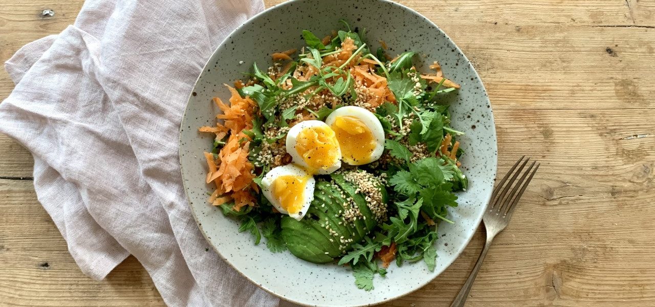 Fresh asiatisk gulrotsalat med sesamfrø og egg