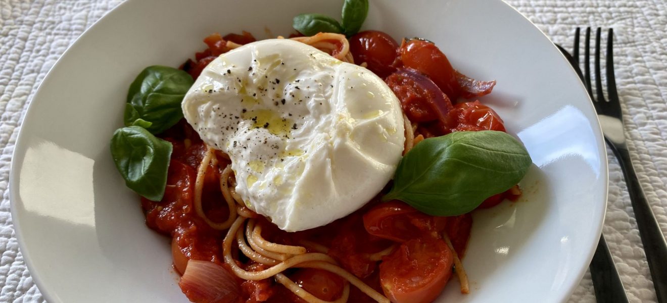 Pasta med cherrytomater og burrata