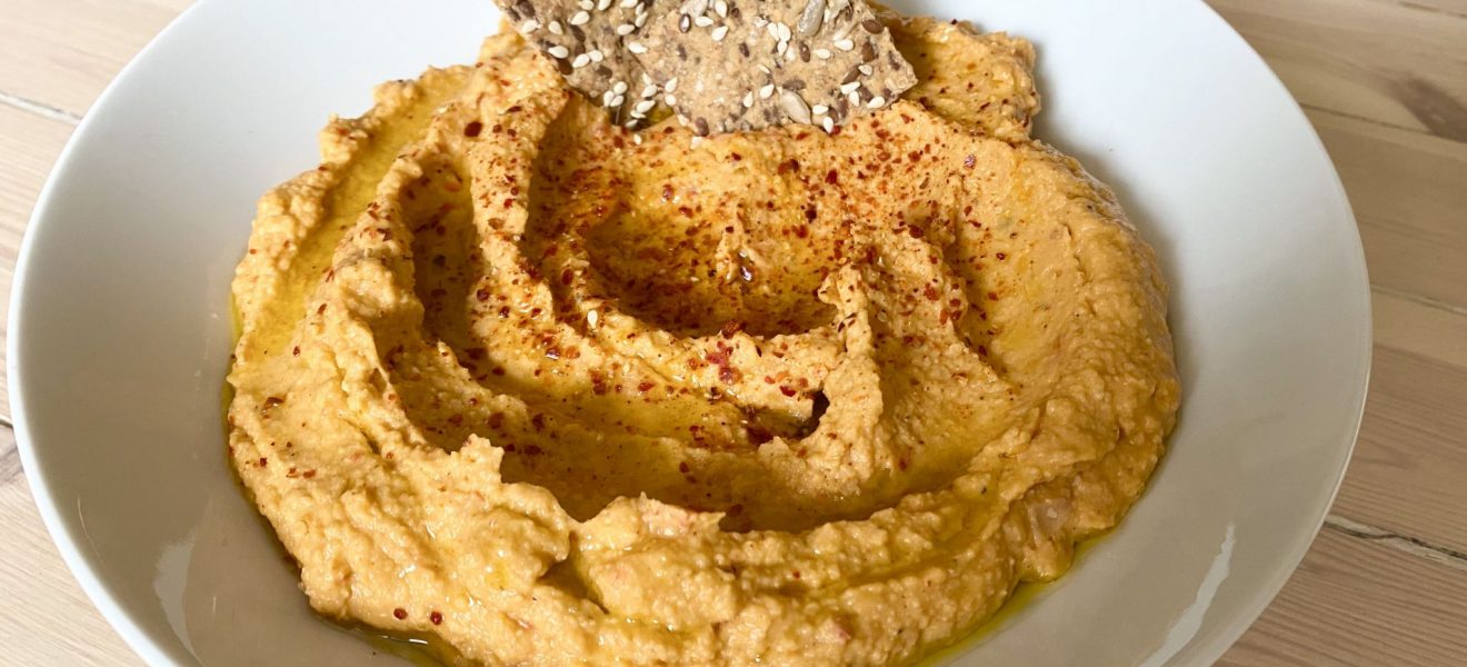 Hummus med paprika og rød pesto