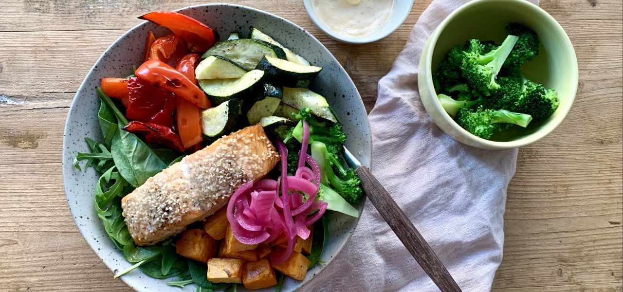 Laksesalat med chilimajo og bakte grønnsaker