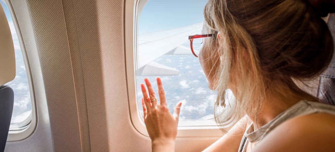 Kvinne på fly. Langdistansetur med diabetes i bagasjen