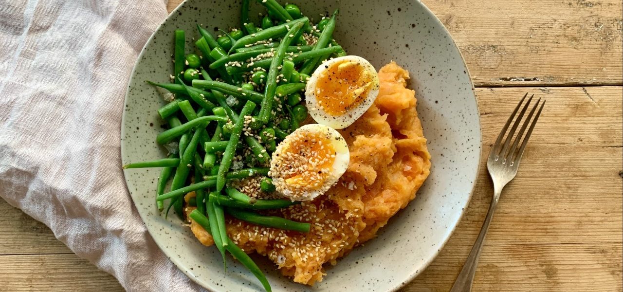 Rotmos med egg og grønne grønnsaker