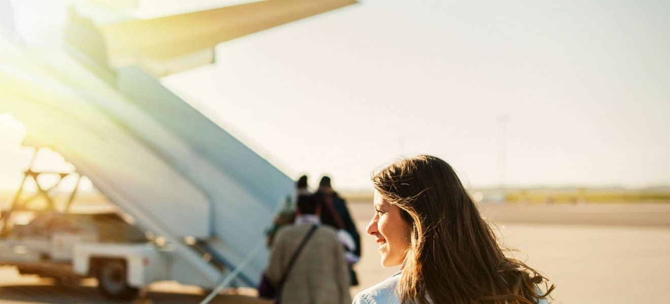 Smart tips når man reiser med diabetesutstyr, kvinne på vei ombord på et fly