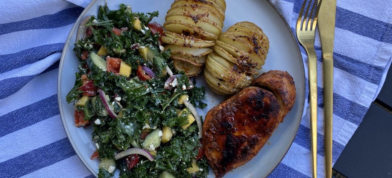 Marinert kylling med hasselbackpotet og grønnkålsalat