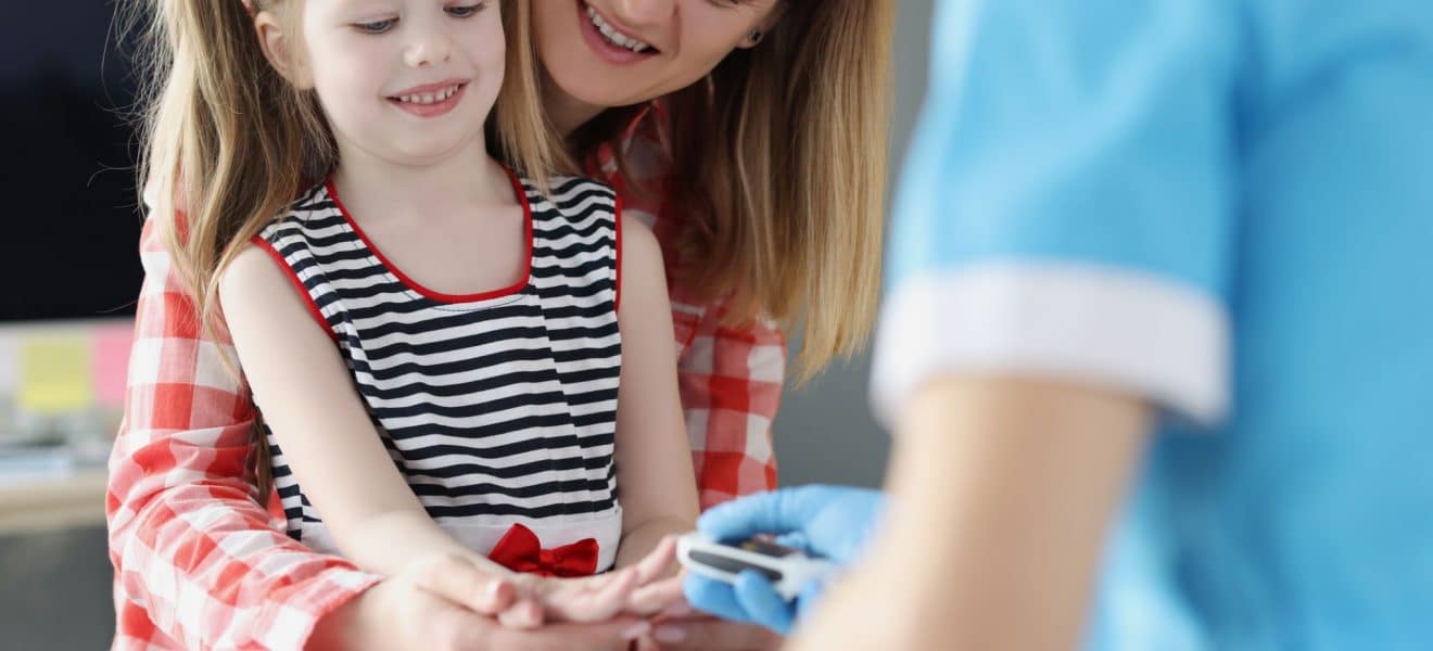 Ung jente og mamma lærer om diabetesbehandling, prøving og feiling