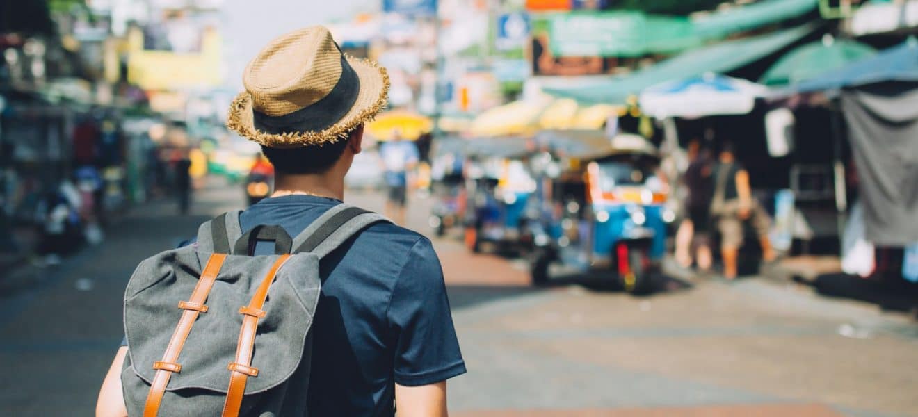 Mann på reise - gate i asiatisk by, Hvordan håndtere diabetesen på ferie på Filipinene