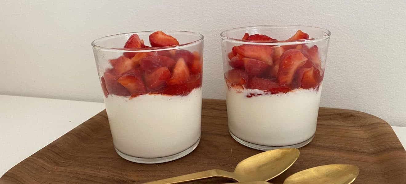 Vanilje-panna cotta med limemarinerte jordbær