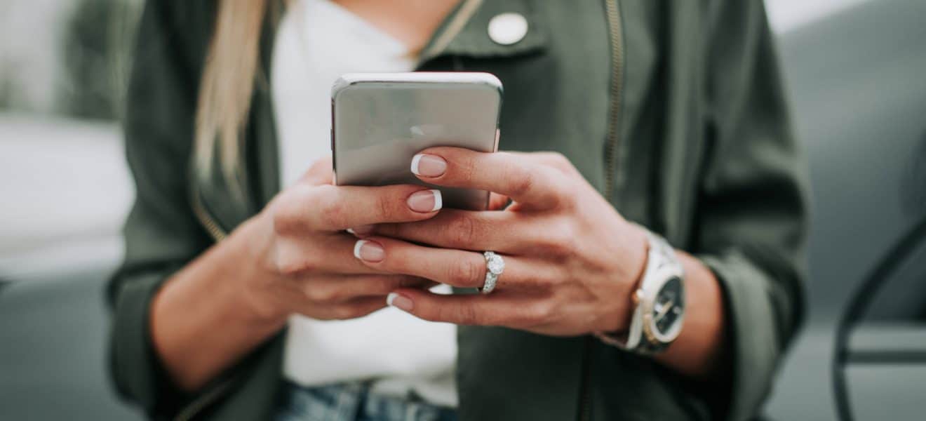 kvinne avhengig av mobilen