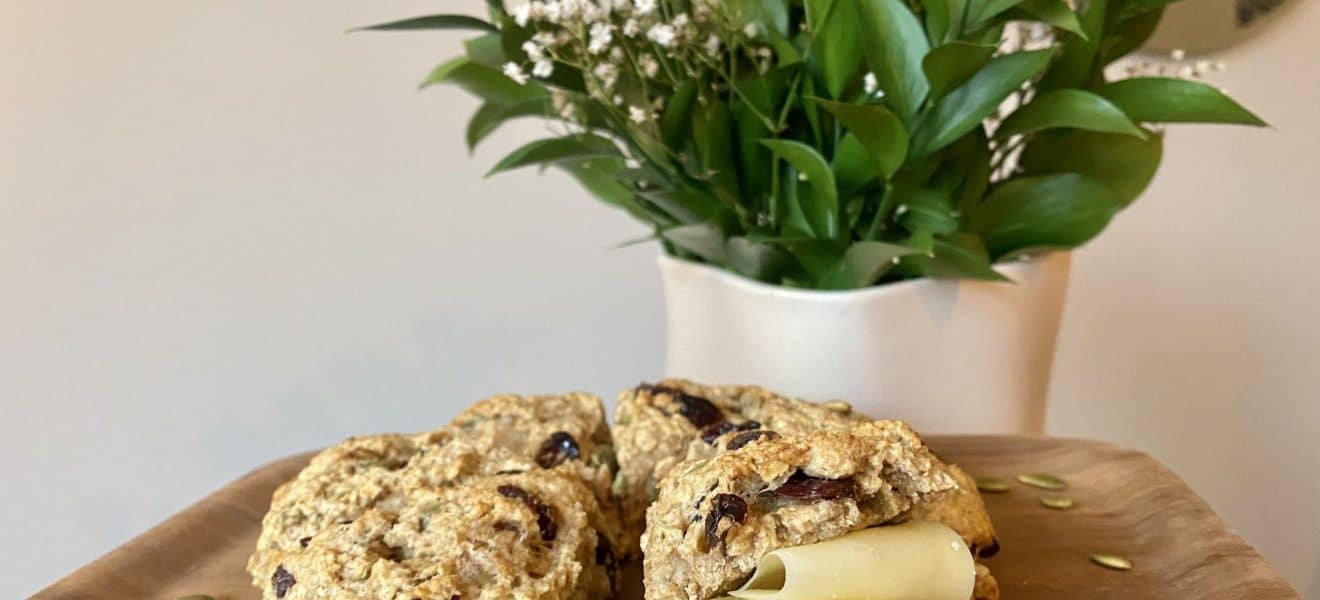 Grove scones med gresskarkjerner og tranebær