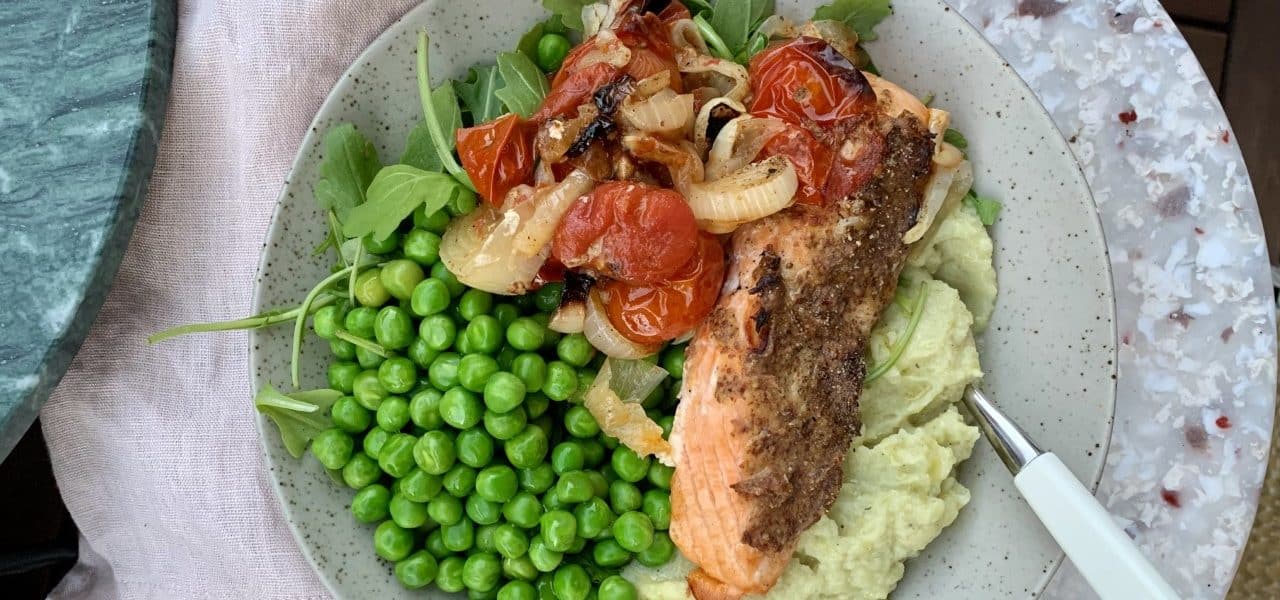 Bakt laks med blomkålpuré og erter