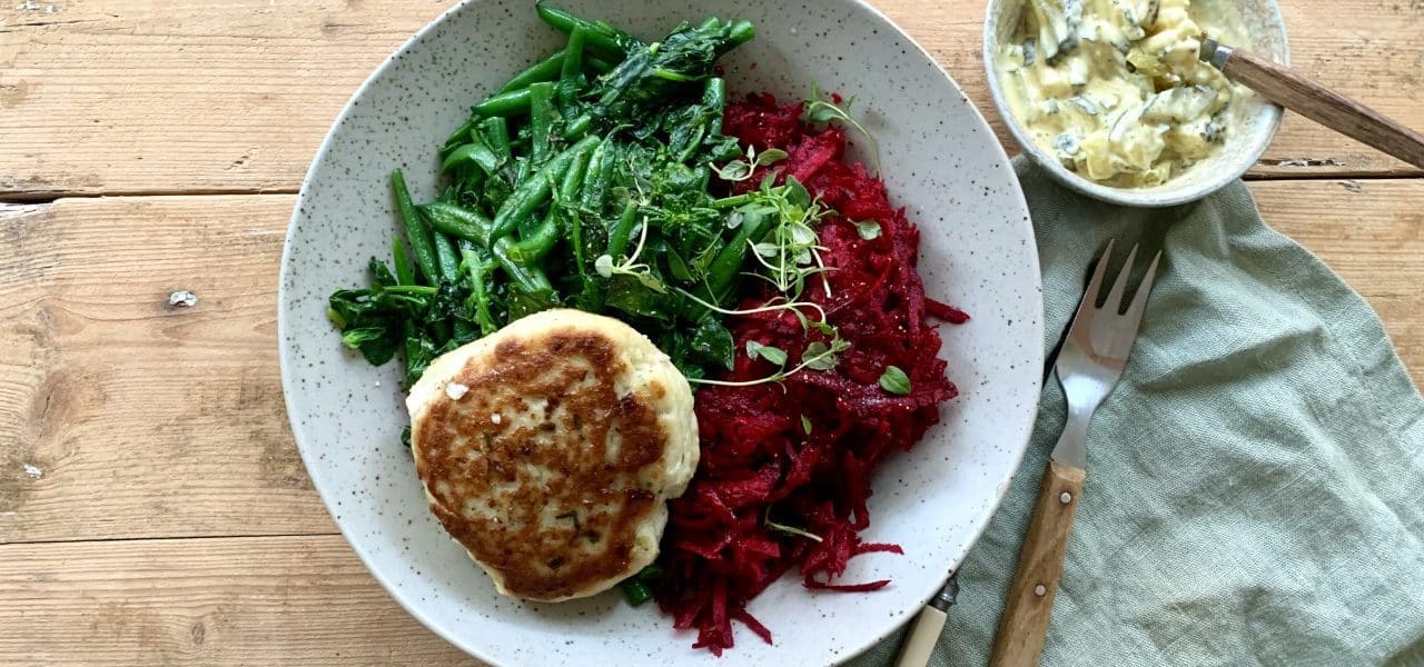 Fiskekaker med revet rødbete & remulade