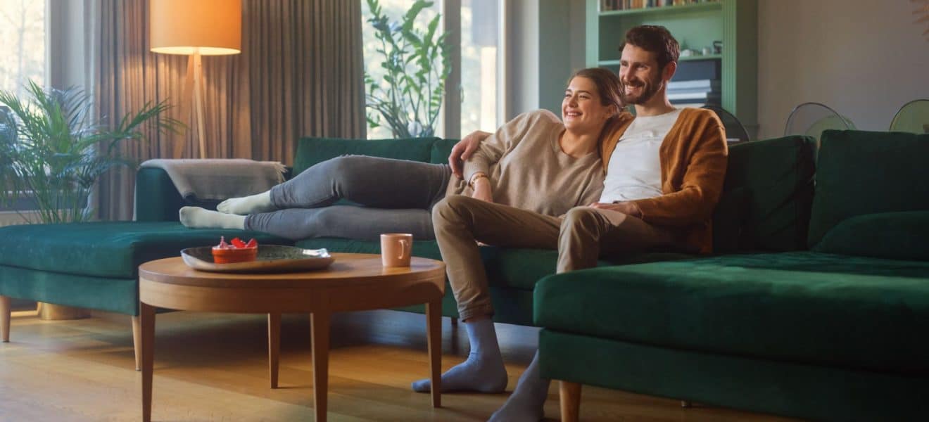 Par koser i sofaen. Når diabeteshjelpemidlene forstyrrer romantikken