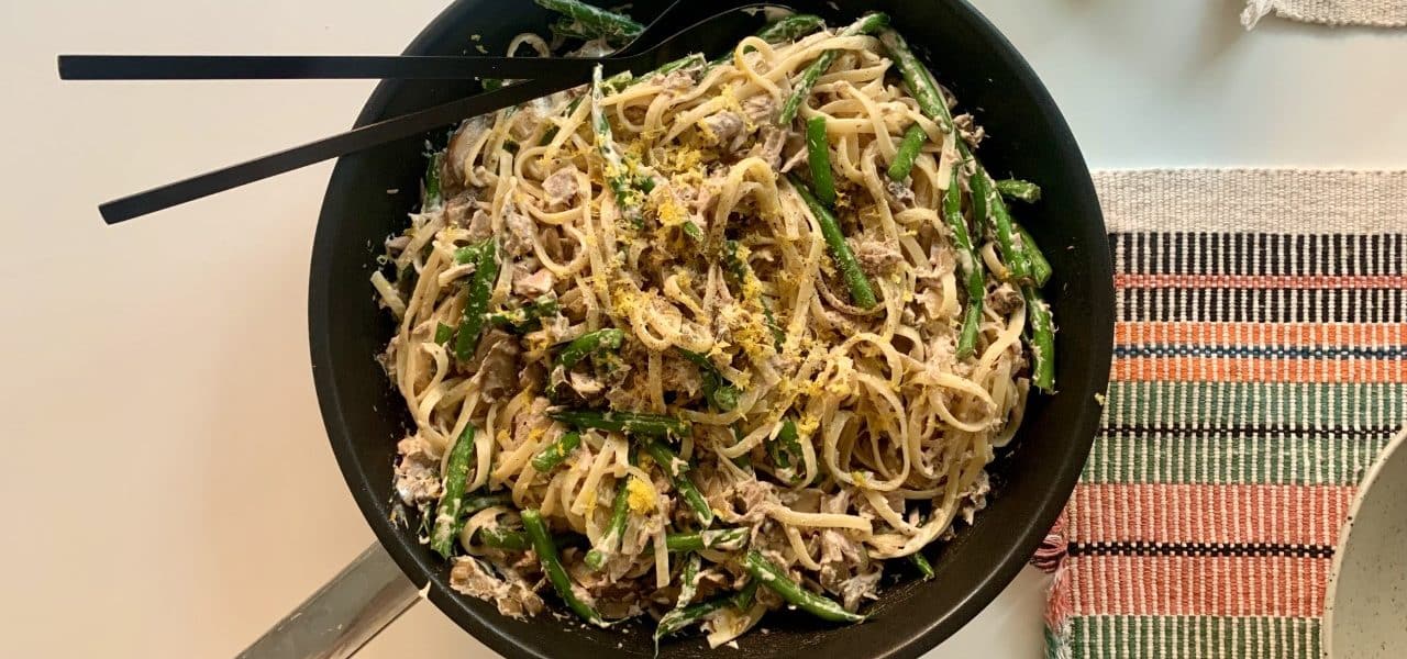 Tunfiskpasta med aspargesbønner i en stekepanne