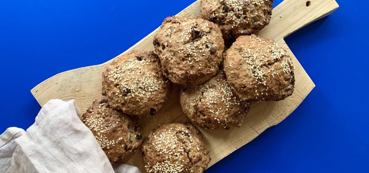 Havrescones med mandelsmør og frø