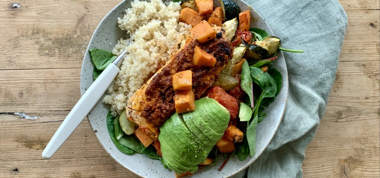 Laksebowl med bakt søtpotet, quinoa og avokado