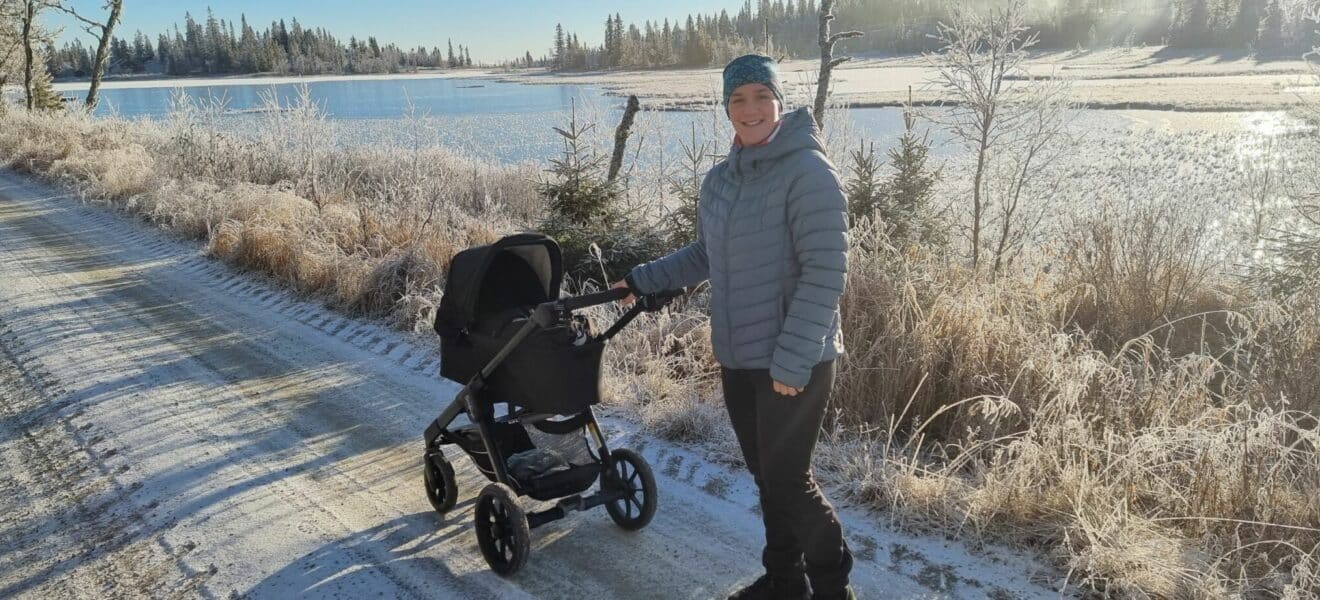 Emilie på trillletur i vinterlandskap. Hvordan passe på både diabetes og psykisk helse i barseltiden