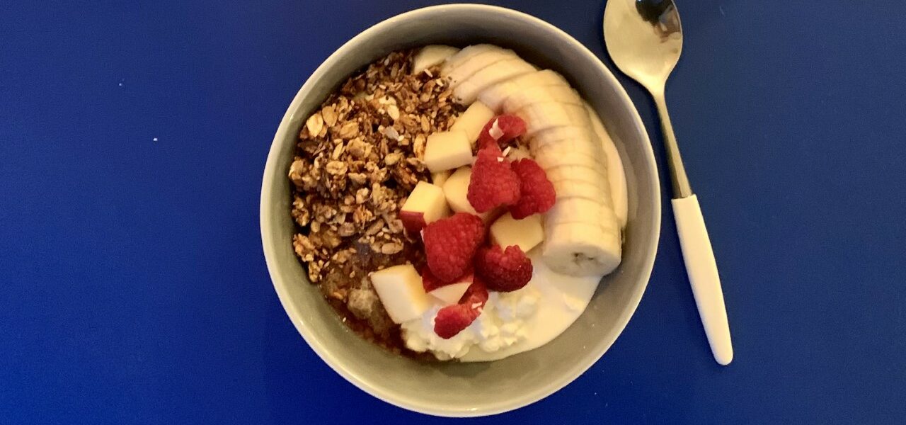 granola med mandelsmør og banan
