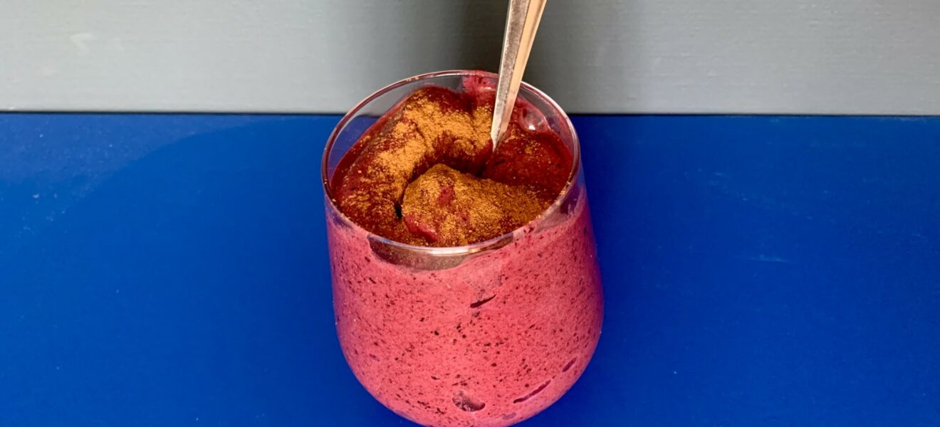 Frokostsmoothie med blåbær og nøttesmør