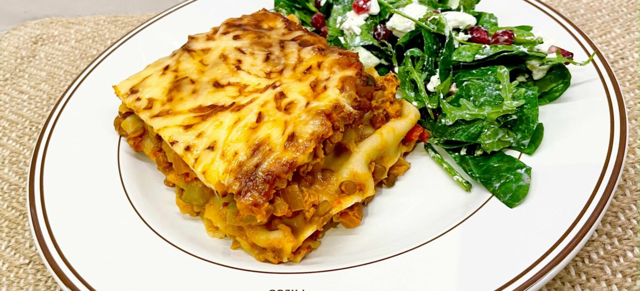 Fyldig vegetarlasagne med røde linser