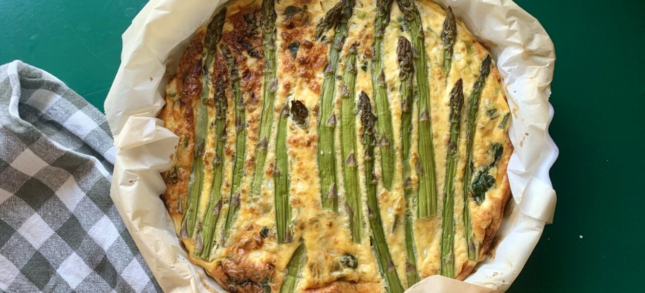 Ovnsbakt omelett med cottage cheese og asparges