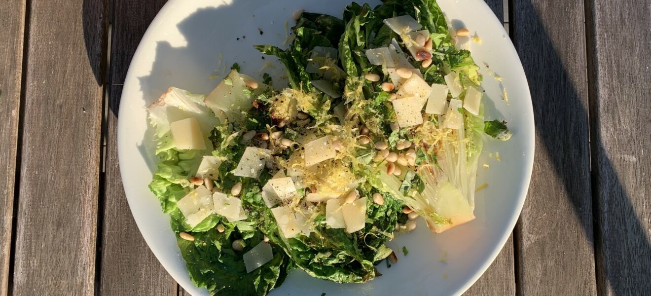 Grilla hjertesalat med urtedressing og parmesan