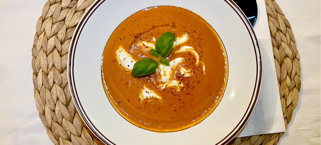 Kremet tomatsuppe med mozzarella