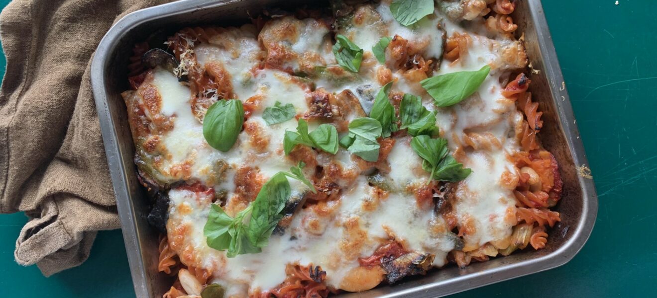 Linsepastaform med mozzarella og bakte grønnsaker