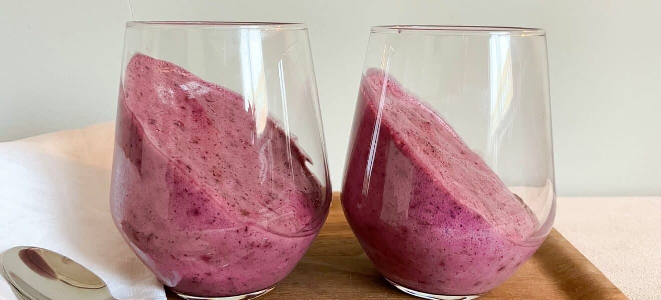 Yoghurtmousse med blåbær og vanilje