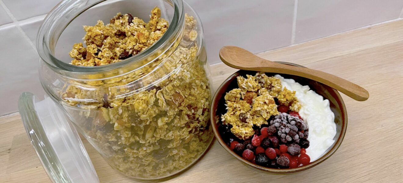 Knasende granola med kanel, nøtter og tørket frukt