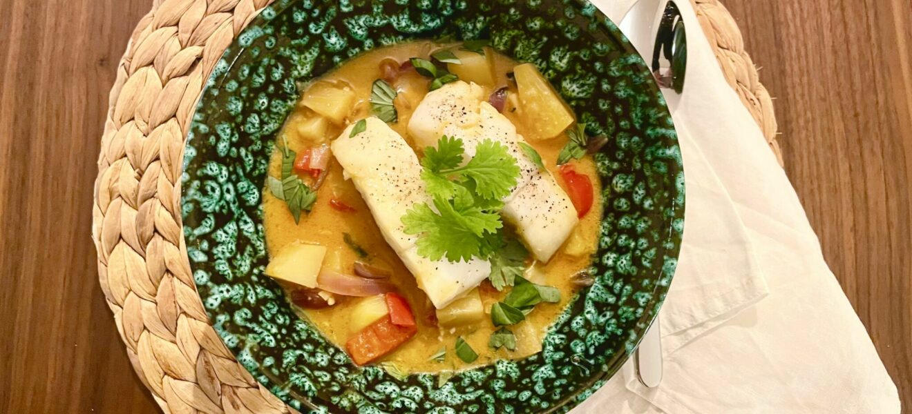 Gul curry med torsk, potet og ananas