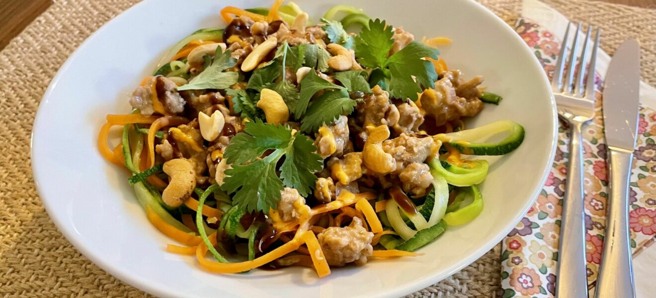 Grønnsaksnudler med svinekjøtt og peanøttsaus