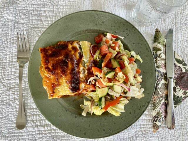 Quinoasalat med nøtter og grillet bifftomat